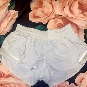 White lululemon hotty hot shorts 2.5”